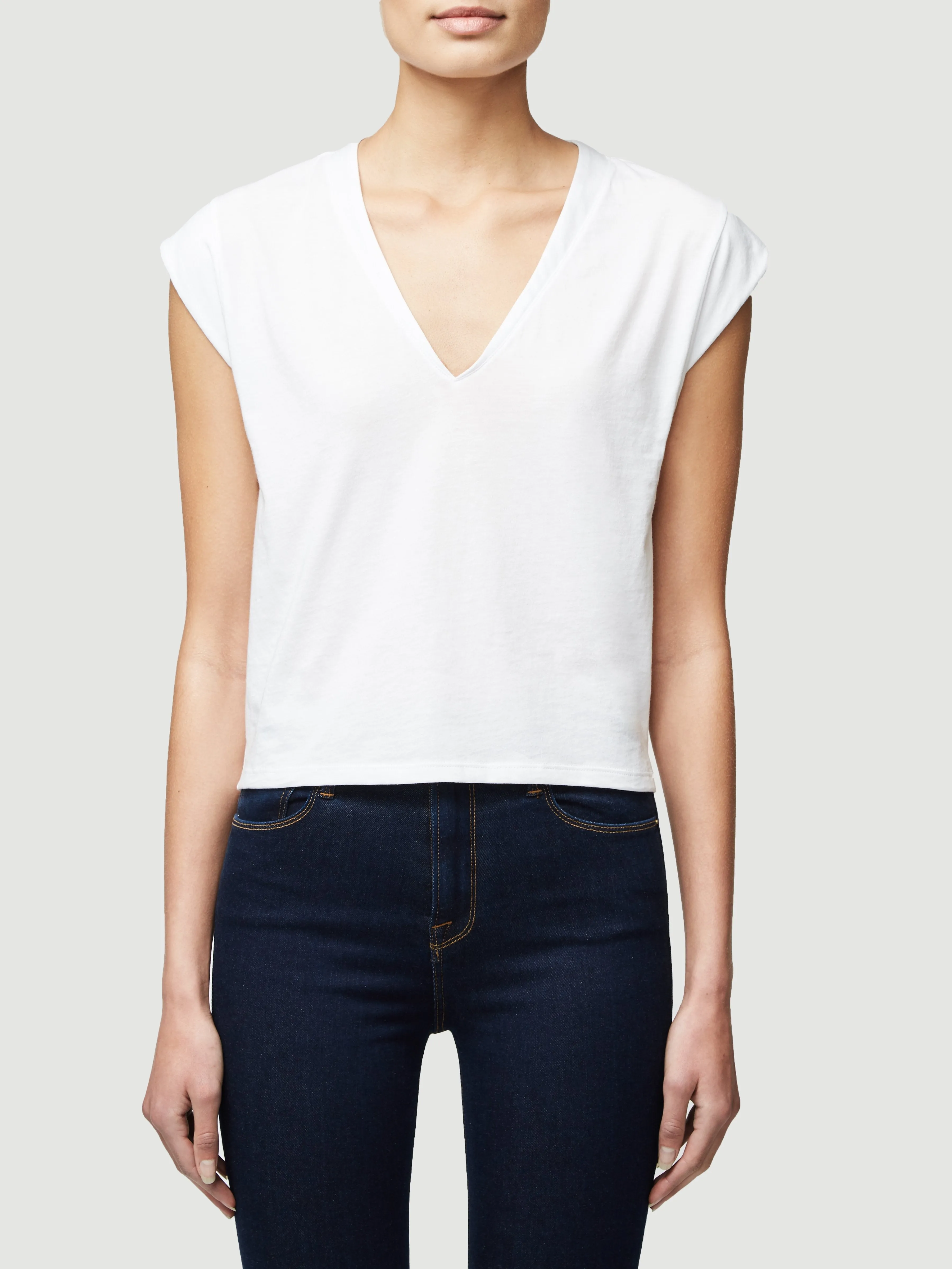 Le High Rise V Neck Tee -- Blanc